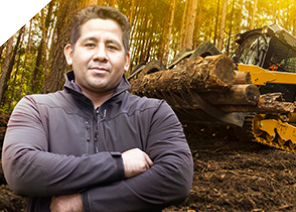 imagen decorativa de un hombre parado frente a un bosque y un tractor Yancey Caterpillar